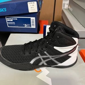 Kids ASICS wrestling shoe